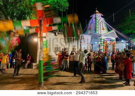 Howrah,west Bengal,india -april 15th, 2018 : Person Pushing Riding Children On Nagordola- A Traditio