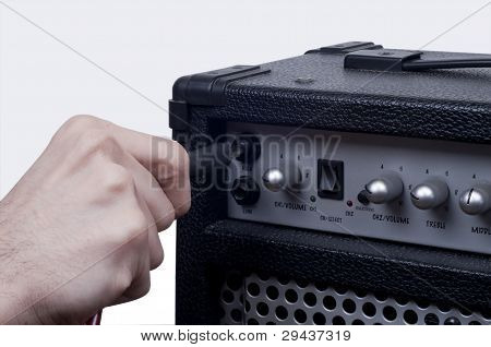 HumanD mano inserire il jack nell'amplificatore per chitarra