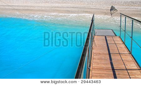 Nave in legno passerel sul mare