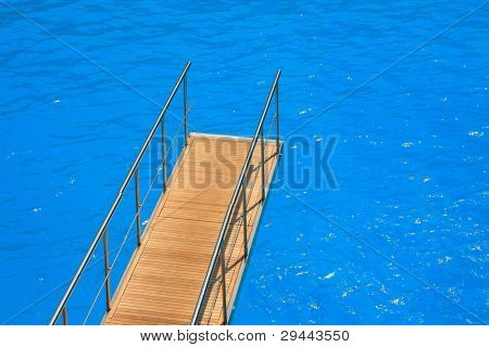Nave in legno passerel sul mare