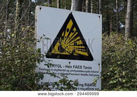 Editorial Swansea, Uk - April 07, 2019: A Bilingual Welsh And English Sign Regarding Unexploded Arti