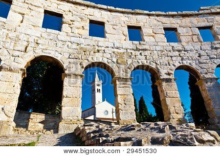 แอมฟิเทียเตอร์โรมันโบราณและโบสถ์ในยัง Pula, Istria โครเอเชีย