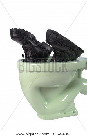 Toilette degli uomini scarpe e luce verde (isolato