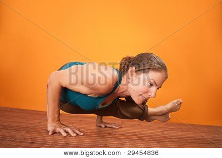 Kvinde i Yoga arbejdsstillinger