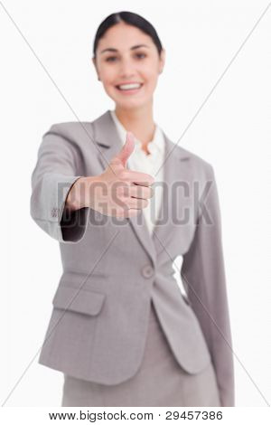 Pollice su dato da sorridente imprenditrice contro uno sfondo bianco