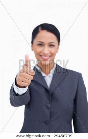Close up del pollice up essendo dato da sorridente commessa contro uno sfondo bianco