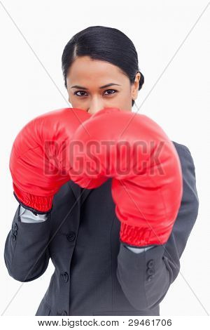 close up of kriegführenden Verkäuferin mit Boxhandschuhen vor einem weißen Hintergrund