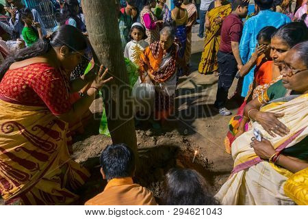 Howrah,west Bengal, India - April 15th, 2018 : Women Praying To Wood - During Gajan And Charak Puja-