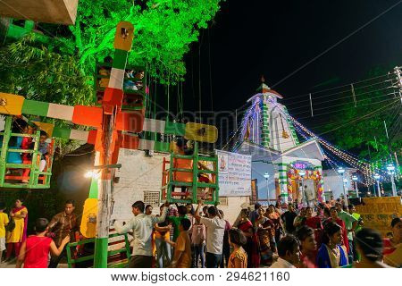 Howrah,west Bengal,india -april 15th, 2018 : Children Are Riding On Nagordola- A Traditional Amuseme