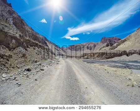 China Qinghai Qilian Mountain Mud And Gravel Road