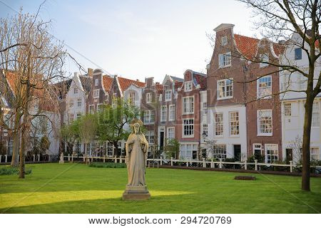 Amsterdam, Netherlands - April 05, 2019: The Internal Courtyard Of Begijnhof, One Of The Oldest Hofj