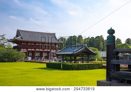 Nara, Japan - June 10, 2017: Local  People And Tousists  At   The Entrance Courtyard Of The Todaiji 