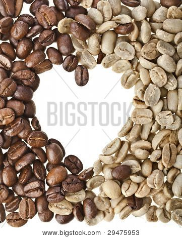 rammen af brune og ikke-Ristede kaffebønner i figur hjerte