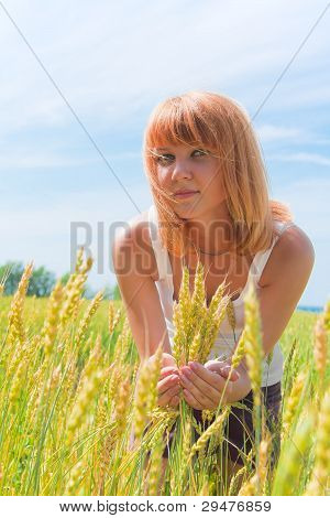 Wheatfield에서 아름 다운 여자