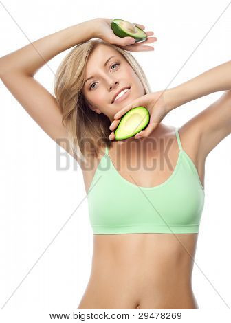 Ritratto di donna sorridente attraente indoeuropea isolata su bianco studio girato con avocado