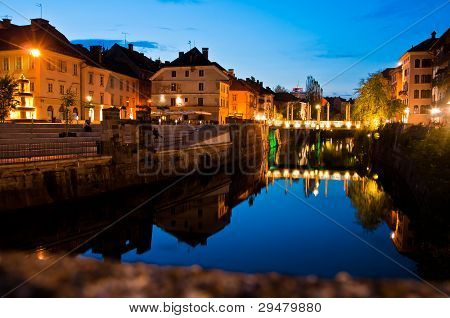 Lubiana e il fiume Ljubljanica by night - Slovenia