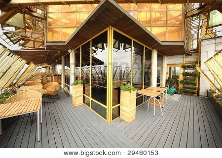 Ahşap ve hasır sandalye ve masa boş Restoran terasında