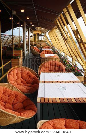 Satır özgün küresel hasır sandalye ve boş restoran yer masalarında