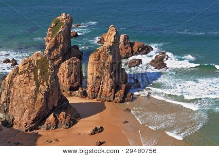 Rocce pittoresche su un'appartata spiaggia sull'Oceano Atlantico. Costa del Portogallo, Cabo da Roca - il westernm