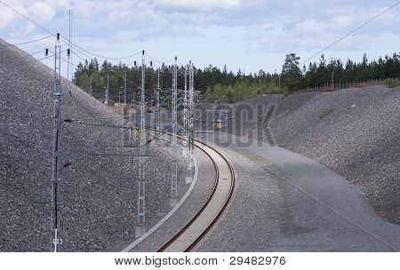 Køreledning for en jernbane på en kurve.