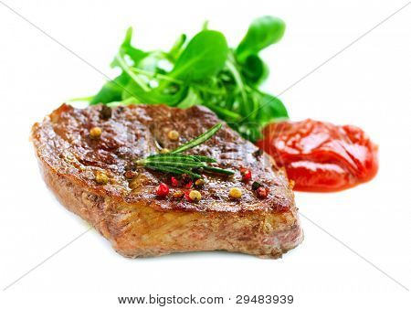 Bistec a la parrilla, aislado sobre un fondo blanco