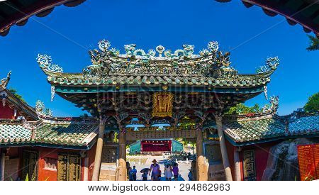 Zhangzhou, China, Jul 12, 2016-dargon Statue On Shrine Roof , Dragon Statue On China Temple Roof As 