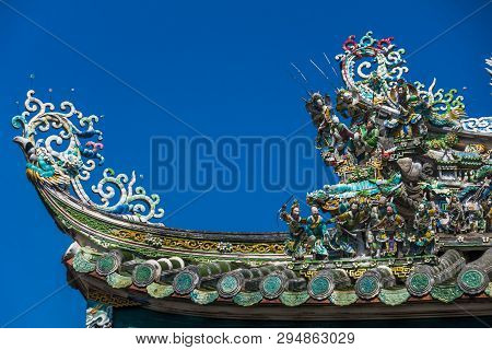 Dargon Statue On Shrine Roof , Dragon Statue On China Temple Roof As Asian Art.