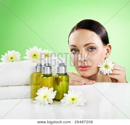 Mujer hermosa y cosmética orgánica. Espacio para texto.