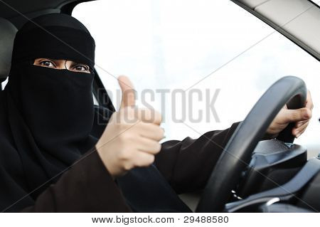 ผู้หญิงมุสลิมอาหรับกับปกคลุมผ้า (ฮิญาบและ niqab) ขับรถ