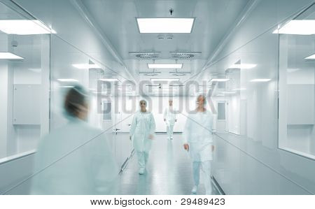 Cientistas e médicos na moderna fábrica farmacêutica