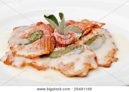 Saltimbocca - dana eti prosciutto ve taze adaçayı yaprakları ile dilim.