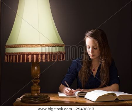 Studium zu Hause spÃ¤t in die Nacht.