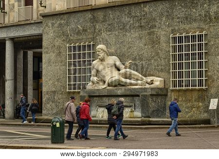 Turin, Tourists Cross Cnl Square.