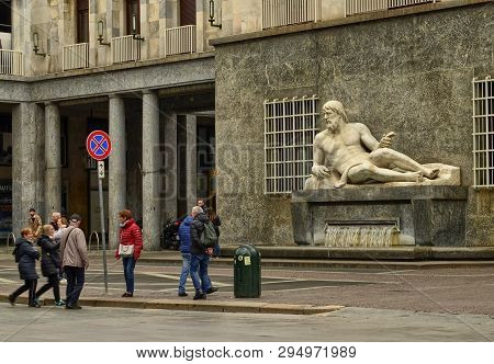 Turin, Tourists Cross Cnl Square.