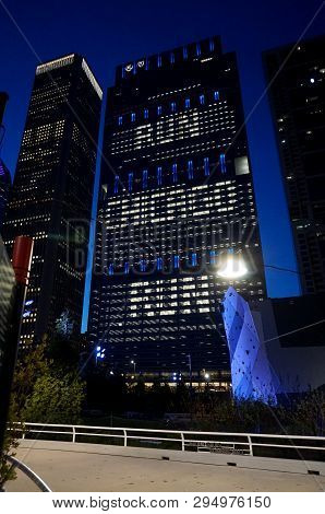 Chicago, Il, Usa - May 24, 2018 - Blue Cross Blue Shield Of Illinois Building With Run Chicago Run  