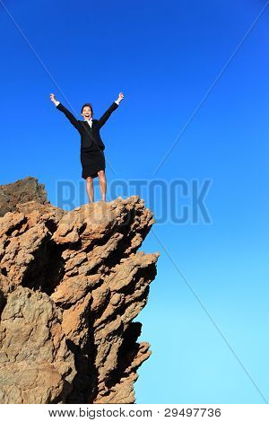 Concept de succès commercial. Femme d'affaires au sommet de la gagnante de montagne surmonter l'adversité et les ensei