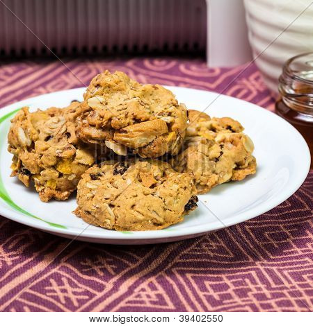 Soubor cookie na bílé desce