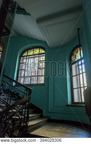 Russia, St Petersburg  30,03,2019 :interior Of The Main Staircase Of A Residential Building On Kolok