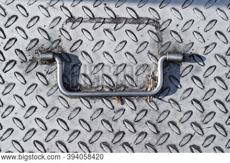 Metal texture utility hole cover with handle