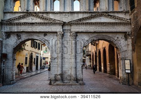 Starověké římské brány Porta Borsari ve Veroně, Veneto, Itálie