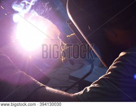 Close-up Electric Arc Welding Using An Electrode