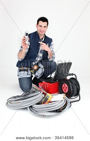 Electrican, wskazując na jego telefon komórkowy