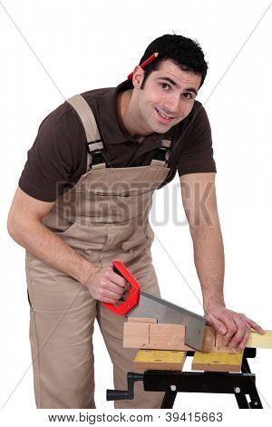 Carpentiere utilizzando una sega a mano