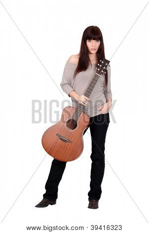 Femme posant avec sa guitare