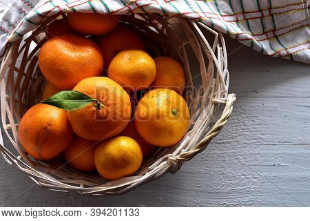 Ripe Juicy Tangerines In A Bowl. Tangerine Leaves. Fresh Fragrant Mandarins. Harvest Tangerines./swe
