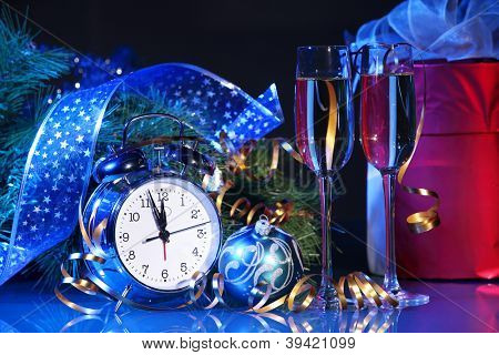 To champagne glas klar til at bringe i det nye år