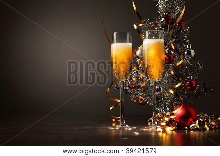 Due bicchieri di champagne pronte a portare nel nuovo anno
