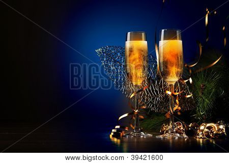 Due bicchieri di champagne pronte a portare nel nuovo anno