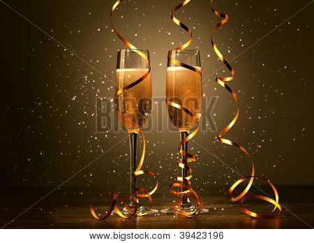 Due bicchieri di champagne pronte a portare nel nuovo anno