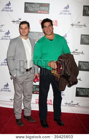LOS ANGELES - 25 de NOV: Lou Ferrigno chega na parada de Natal do Hollywood de 2012 em Hollywood & Hi